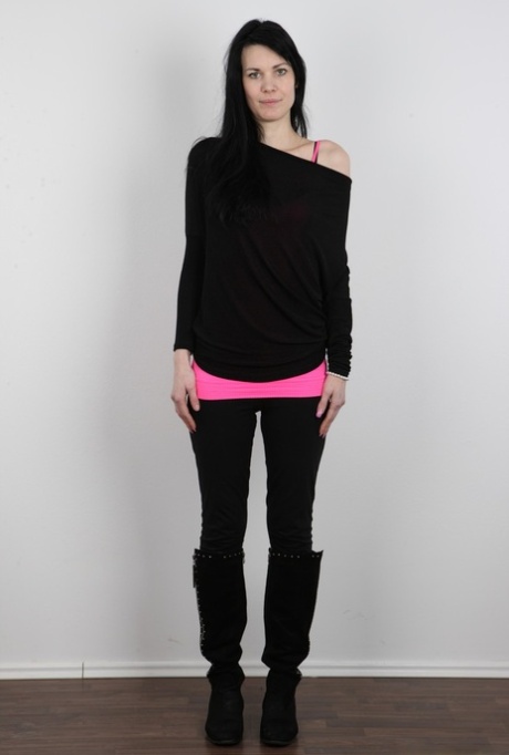 Slim amateur Jana uncovers her sagging tits prior to standing totally naked