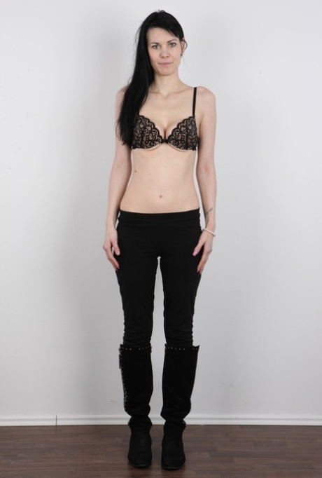 Slim amateur Jana uncovers her sagging tits prior to standing totally naked