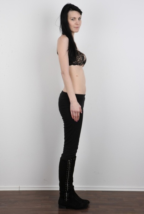Slim amateur Jana uncovers her sagging tits prior to standing totally naked