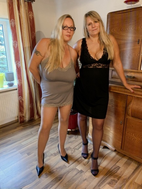 Amateur woman Sweet Susi and a girlfriend expose their big hose covered butts