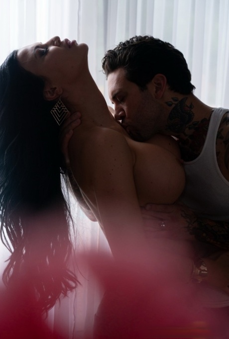 MILFed performed by Jasmine Jae, Small Hands Nude XXX