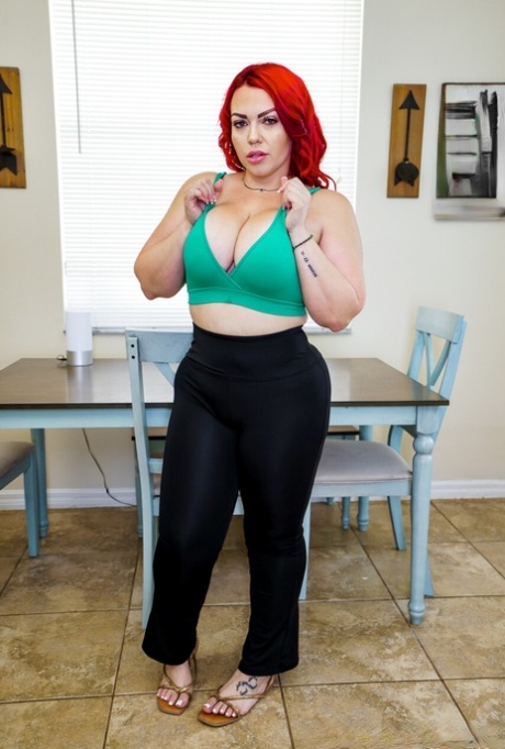 Sexy BBW Mandi May ends POV hardcore sex with a cumshot on her big ass