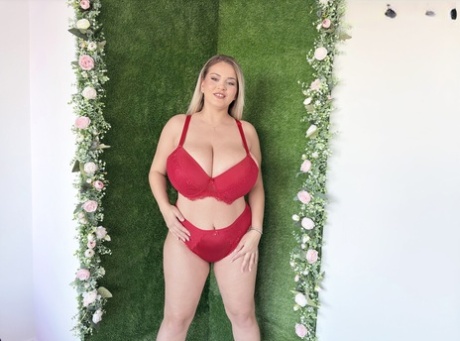 XL Girls performed by Erin Star Naked XXX