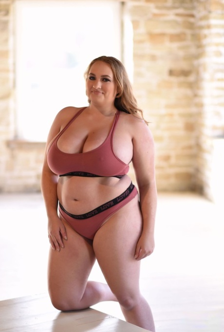 Hot fatty Sara Willis lets out her brilliant monster tits and poses topless